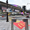 横断歩道がフライドポテトに変身!?　マクドナルドに誘導されるマレーシアの道路がグリム童話っぽい