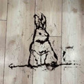 失敗した気持ちもこれでほっこり　床にこぼしたコーヒー粉で描いたうさぎ