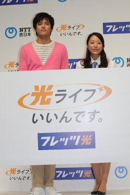 小栗旬 マンガまとめて購入 とネット活用 Nttフレッツ光cmで井上真央と共演 ニコニコニュース