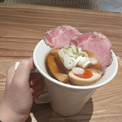 「仕事終わりにカフェでまったり」してる写真が何かおかしい　チャーシューや煮卵を盛り付けたマグカップに「これが本当のカップラーメン」