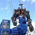 「レイバーだ！」「かっこいい」　JR西日本、人型ロボットと融合した工事車両「多機能鉄道重機」開発