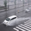 車の「水はね被害」は訴えられる？泥はね運転は道路交通法違反に！