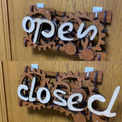 不思議！「open」と「closed」が一瞬にして切り替わるからくり看板