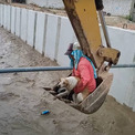 ショベルカーで溺れている犬の救出大作戦、見事成功！