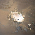 墜落したUFOの残骸のよう。火星の地表に投棄された探査車のパーツをNASAのヘリコプターが撮影