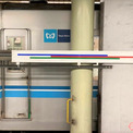 東京メトロのホームに「謎のカラフル帯」の板 何を意味してる？ ほぼ全駅で設置