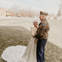 結婚70年迎えた女性、結婚式で着たドレスで記念撮影　米サウスダコタ州の出来事に心温まる