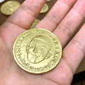 『ゴールデンカムイ』、“シライシ王国”コインのレプリカを3Dプリンタで製造　クオリティーが高すぎると話題に
