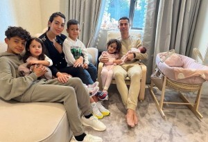 クリスティアーノ ロナウド 先月に誕生した娘の名前が明らかに 恋人が顔写真公開 ニコニコニュース クリスティアーノ ロナウド 先月に誕生した娘の名前が明らかに 恋人が顔写真公開 ニコニコニュース