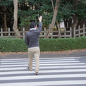 なぜいま「横断歩道で手を上げて」なのか 交通安全運動でも徹底 “復活”の理由