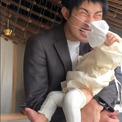パパが赤ちゃんをあやしていると、次の瞬間……！　マスクを引っ張り「ビターン」→「イテテテ」な姿に笑いと共感の声