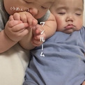 寝ている赤ちゃんに、双子の兄が好き放題イタズラするが……　絶対起きない姿に「大物になる」「可愛すぎて涙が」の声