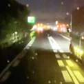 突然ライトを消して…夜間の高速で、トラック同士の粋な譲り合いの動画が話題に！
