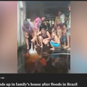 洪水で浸水した家の玄関にやって来た野生のイルカ、被災した一家に笑顔をもたらす（ブラジル）＜動画あり＞