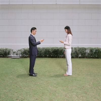 笑いをこらえようとしてもできない場面1位 公共の場に一人でメールの内容を読んでいる時 ニコニコニュース 笑いをこらえようとしてもできない場面1位 公共の場に一人でメールの内容を読んでいる時 ニコニコニュース