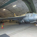 実在した「モグラ空軍基地」 深さ30mに軍用機ズラリ スウェーデン伝説の地はいま