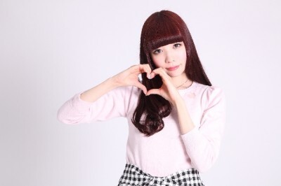 思わず男が見とれる女子のモテしぐさとは ゆがんだネクタイを直す ニコニコニュース