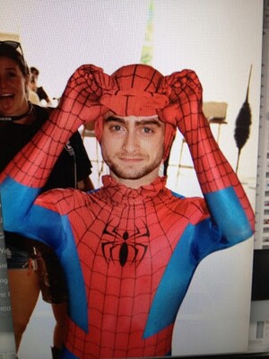 ダニエル ラドクリフ スパイダーマン 姿でコミコンに潜入 誰にも気付かれず ニコニコニュース