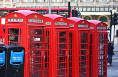 電話ボックスが巨大な水槽に 不要になった電話ボックスのおしゃれなリサイクル法 ニコニコニュース