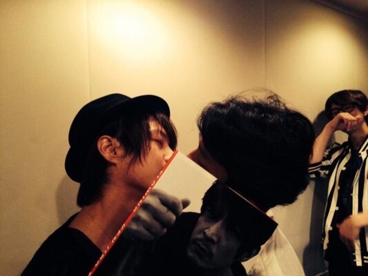 声優 津田健次郎が柿原徹也とキス 次の相手は杉田智和 ニコニコニュース 声優 津田健次郎が柿原徹也とキス 次の相手は杉田智和 ニコニコニュース