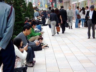 アップルストア銀座に早くも行列 Iphone4s あす午前に発売 ニコニコニュース