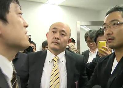 ルール破り 読売記者にフリージャーナリストら詰め寄る 小沢元代表会見で 場外乱闘 ニコニコニュース ルール破り 読売記者にフリージャーナリストら詰め寄る 小沢元代表会見で 場外乱闘 ニコニコニュース