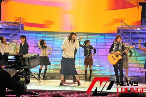 紅白歌合戦14 いきものがかり吉岡 衣装に 金 入る さまざまな女性がダンス ニコニコニュース 紅白歌合戦14 いきものがかり吉岡 衣装に 金 入る さまざまな女性がダンス ニコニコニュース