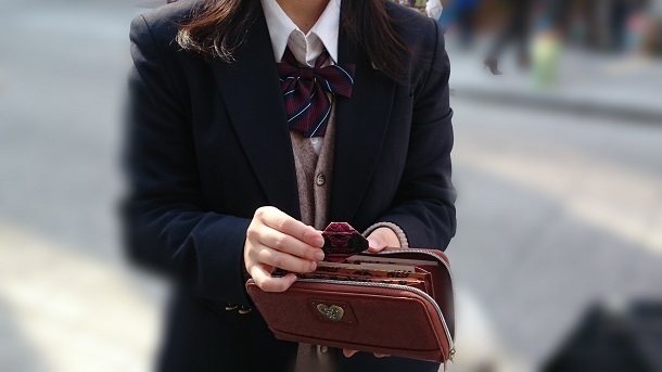 女子高生は今でも財布にコンドームを入れている 現役女子高生に童貞男子が直撃調査 ニコニコニュース 女子高生は今でも財布にコンドームを入れている 現役女子高生に童貞男子が直撃調査 ニコニコニュース