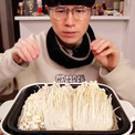 大量のエノキをホットプレートで煮込む！　シズル感あふれる韓国風料理が食欲刺激で1700万再生の人気(New!!)