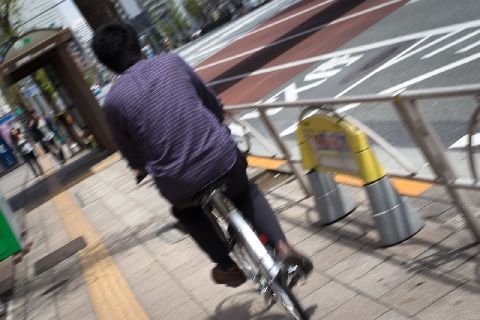 チリンチリン 歩行者をイラつかせる 自転車のベル は道路交通法違反 ニコニコニュース