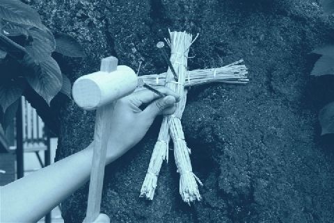 女子高生が 死ね と奇声あげて 藁人形 に釘 丑の刻参り は犯罪になる ニコニコニュース 女子高生が 死ね と奇声あげて 藁人形 に釘 丑の刻参り は犯罪になる ニコニコニュース