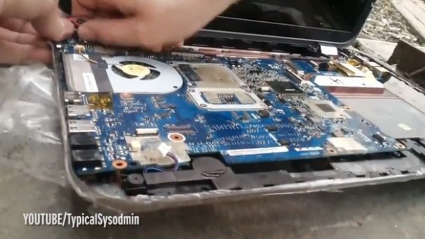 なんと 我々のpcはゴキブリ達にとって快適な住処らしい 開けてみた結果 ニコニコニュース