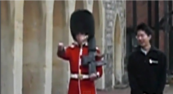 イギリス女王陛下の近衛兵にイタズラをすると大変なコトになる 動画 ニコニコニュース
