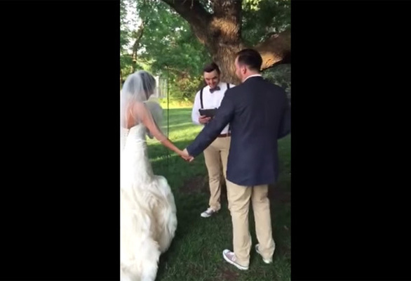 結婚式で花嫁の姿を見た花婿の号泣リアクションが感動的すぎる 動画 ニコニコニュース 結婚式で花嫁の姿を見た花婿の号泣リアクションが感動的すぎる 動画 ニコニコニュース