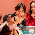 “外国のご主人様”も萌え萌え～？　メイド喫茶「あっとほぉーむカフェ」が“同時翻訳ディスプレイ”活用　本人たちの感想は……【動画アリ】