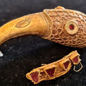 金属探知機でお宝発見！1400年前の金と宝石のカラスの頭と帯状の装飾品を出土(New!!)