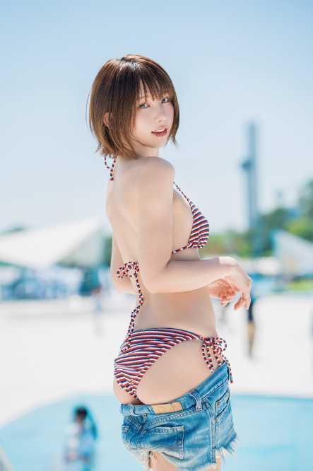 えなこ、デニムをずらした挑発的水着ショット公開！まばゆい