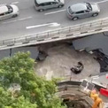 シンガポールの道路に突如陥没穴が出現、車1台が飲み込まれる(1コメント)