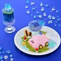「カービィカフェ」に『星のカービィ ディスカバリー Nintendo Switch 2 Edition ＋ スターリーワールド』をモチーフにした期間限定メニューが登場。ゲームにも登場する「くるまほおばりケーキ」と、「スターリーワールド」の空をイメージしたドリンクの2品