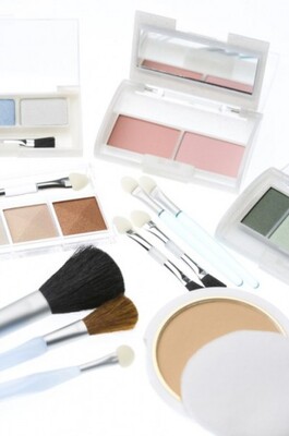 なかなか使い切れないアイシャドウなどパウダー系コスメを捨てるタイミングとは 使用期限ってあるの ニコニコニュース