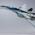 『マクロスF』VF-25が映画『トップガン マーヴェリック』仕様で商品化。マーヴェリック機のカラーリングをまとい、頭部にはヘルメットを意識したデザインを採用(New!!)