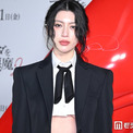 三吉彩花、へそピ目立つショート丈シャツコーデ マニッシュの中に柔らかさ選出【プラダを着た悪魔２】(New!!)