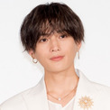 八木勇征、ブラインドカーテンを開けて覗き込む　おしゃれショットに「雑誌の表紙みたい」の声＜LOVED ONE＞(New!!)