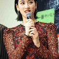 目ヂカラ強い眼差しのすごみ…三吉彩花、ショートボブでオールブラック姿に「美しい」「ちょ〜綺麗」(New!!)