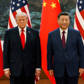 高市総理を“格下扱い”したのとは真逆…中国・習近平国家主席がトランプ大統領の「マウント握手」を受け入れ、服装まで寄せにいった切実な理由(7コメント)