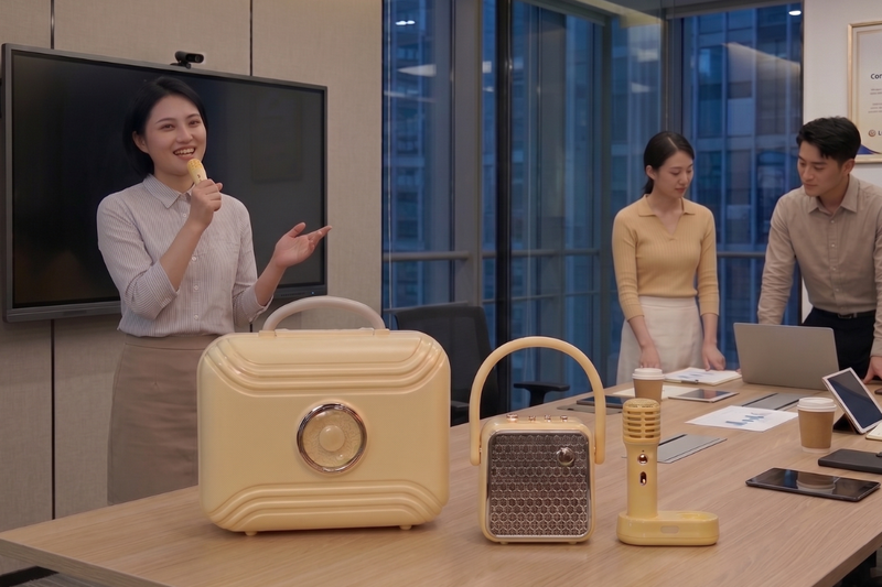 2215 ハローキティ　缶型スピーカー &ハンデデュエットカラオケ カラオケ愛してる！」だから心惹かれちゃう、どこでもデュエット