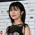 伊瀬茉莉也、フリルたっぷりな衣装でレッドカーペット イベントに花添える(New!!)