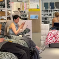 一方フランスでは、暑すぎてIKEAの店内でくつろぐ人々が話題に(2コメント)