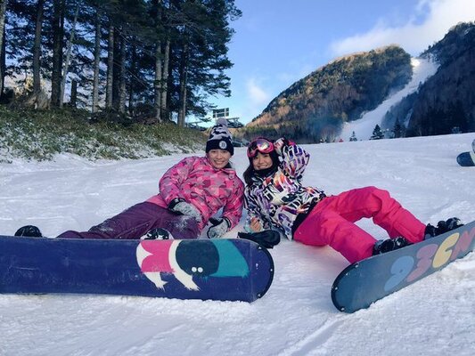 大島優子 秋元才加が仲良くスノボーショット 教える大島と へっぴり腰 な秋元にファン歓喜 写真2枚あり ニコニコニュース