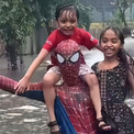 インドのスパイダーマンが豪雨で冠水した道路で困っている人々を助ける(2コメント)